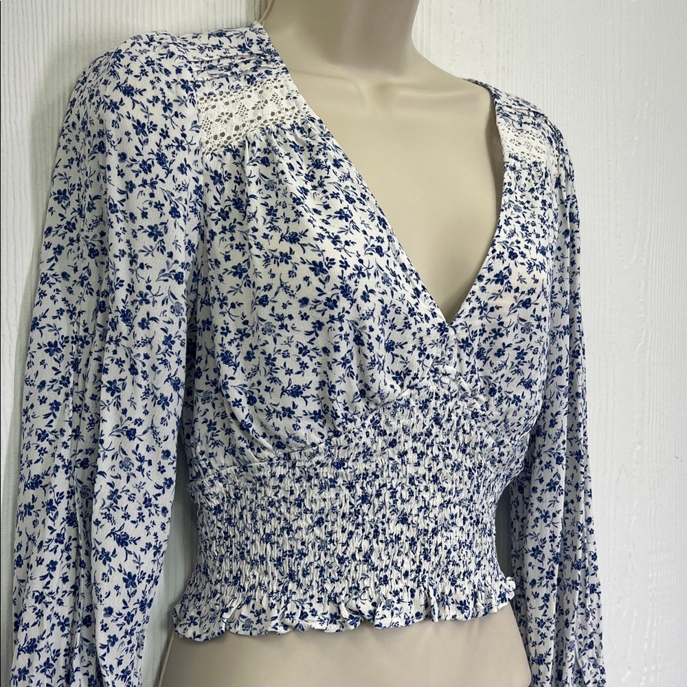 ASTR The Label - Blue Floral Smocked Puff Cottage Core Sleeve Blouse Size Small - Picture 4 of 10